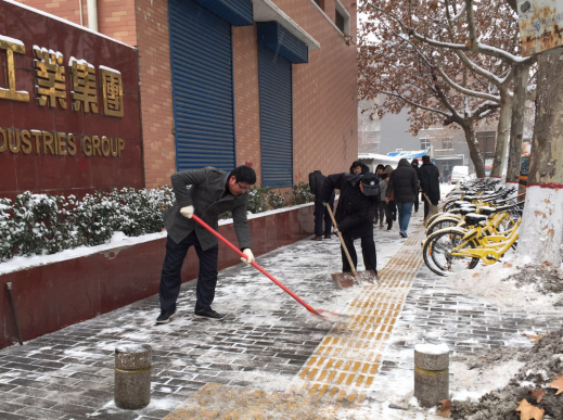 雪一直下，，，，，，我们一直在：bevictor伟德官网集团除雪掠影